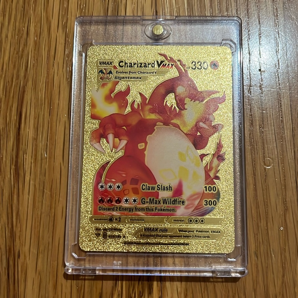 Gold Pokémon Charizard VMAX HP 330 Card in Protective Case